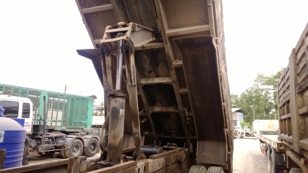 10ล้อดั้มNISSAN UD 230 แรง คันนื้ได้เดิมๆ รถห้างแท้ เล่มพร้อม ภาษีไม่ขาด  (วิ่งงานเพิ่งเสร็จ.กำลังล้างอยู่...)..