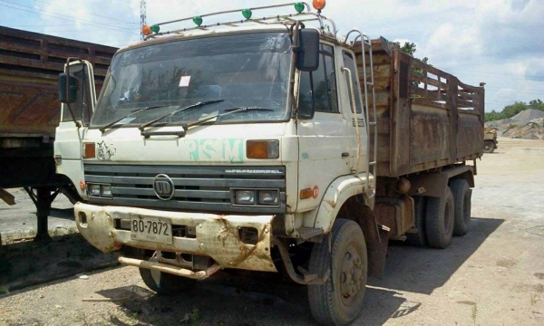 10ล้อดั้มNISSAN UD 230 แรง คันนื้ได้เดิมๆ รถห้างแท้ เล่มพร้อม ภาษีไม่ขาด  (วิ่งงานเพิ่งเสร็จ.กำลังล้างอยู่...)..