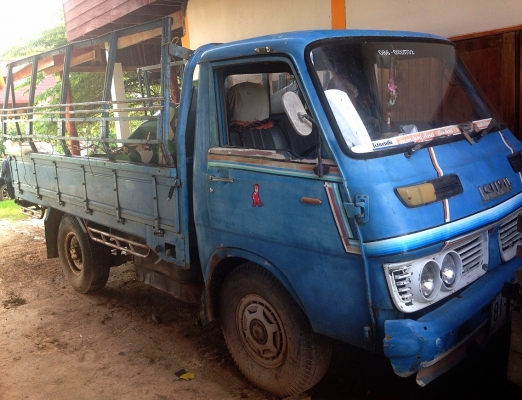 ขาย 4ล้อกลาง Isuzu elf 74hp เครื่องเดิมเกียร์เดิม ช่วงล่างดีคัสซีเสริมแล้ว ยางดี4เส้น หัวบางเดิม ภายในพอใช้ สีสันพอใช้ กระบะพื้นไม้คอกเหล็กสภาพดี ทะเบียนขาด3ปี เก็บสีสวยเลย ขายตามสภาพ พร้อมใช้งาน ราคาต่องรองได้เด้อ พี่น้องครับ