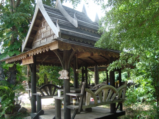 ศาลาไม้ทั้งหลัง
