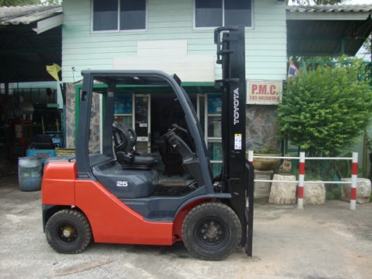ขายด่วน !!!  รถโฟล์คลิฟท์  TOYOTA  8FD25  (รถนอก สภาพดี  พร้อมใช้)  เครื่องยนต์ดีเซล 2Z  เกียร์ออโตเมติค  เสาสูง  4  เมตร งา 1,070  มม.  ยางลม