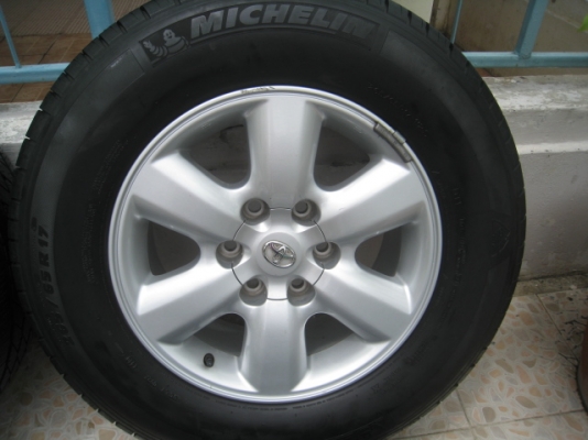 ขายล้อแม็ก Toyota fortuner 17"x7.5" et30 6รู139 +ยางปลายปี 10 สนใจติดต่อเล็กคลองสามครับ (081-3747940)