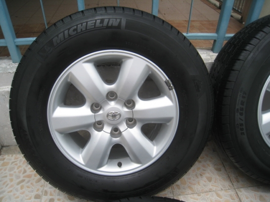 ขายล้อแม็ก Toyota fortuner 17"x7.5" et30 6รู139 +ยางปลายปี 10 สนใจติดต่อเล็กคลองสามครับ (081-3747940)