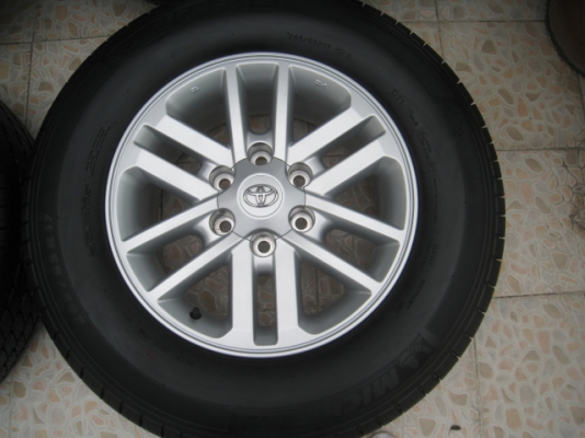 ขายล้อแม็ก Toyota Fortuner ป้ายแดง 17"x7.5" et30 6รู139+ ยางปี 13  สนใจติดต่อเล็กคลองสามครับ (081-3747940)