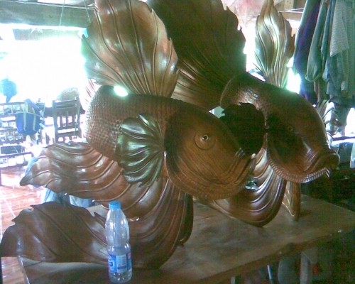 ปลากัดแกะสลักไม้สักทอง