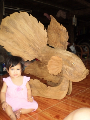 ปลากัดแกะสลักไม้สักทอง