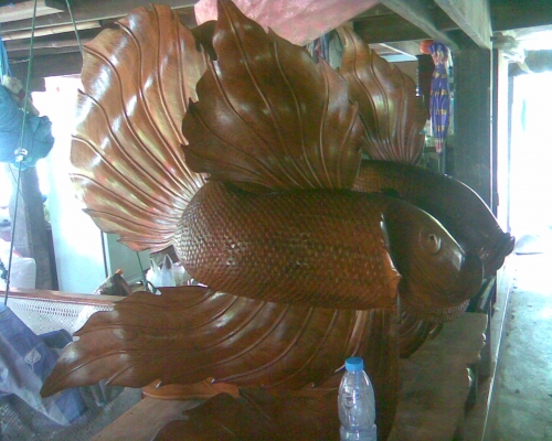 ปลากัดแกะสลักไม้สักทอง