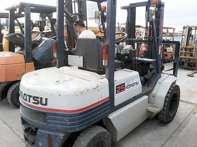 ขายถูกKOMATSU 25-11   เสา3ม. งากระดกได้ เกียร์ธรรมดา เครื่องดีเซล4D95