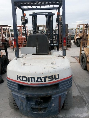 ขายถูกKOMATSU 25-11   เสา3ม. งากระดกได้ เกียร์ธรรมดา เครื่องดีเซล4D95