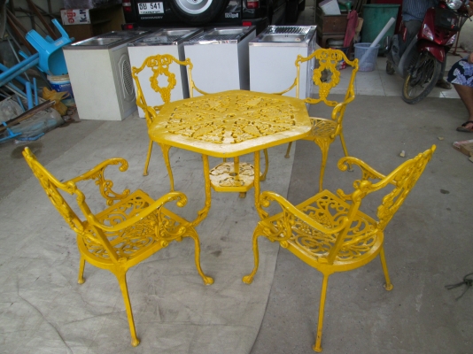 โต๊ะชุด   อัลลอย   สภาพดี  เก้าอี้สวย  4 ตัว  ราคา  7500บาท