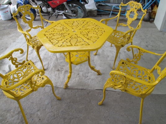 โต๊ะชุด   อัลลอย   สภาพดี  เก้าอี้สวย  4 ตัว  ราคา  7500บาท