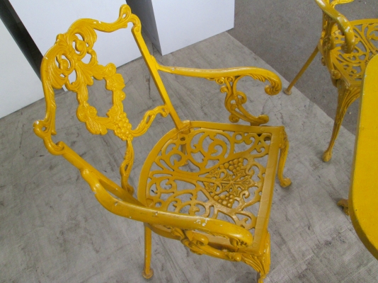 โต๊ะชุด   อัลลอย   สภาพดี  เก้าอี้สวย  4 ตัว  ราคา  7500บาท