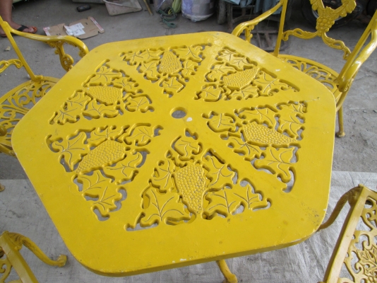 โต๊ะชุด   อัลลอย   สภาพดี  เก้าอี้สวย  4 ตัว  ราคา  7500บาท