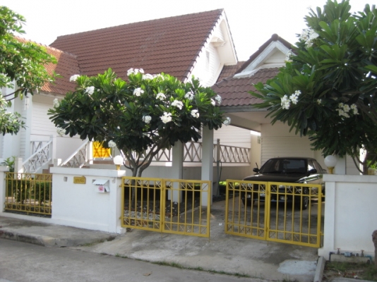 ขายบ้านสไตล์รีสอร์ท เนื้อที่ 100 ตรว. หมู่บ้านติดถนนใหญ่ ด่านเกวียน-โชคชัย