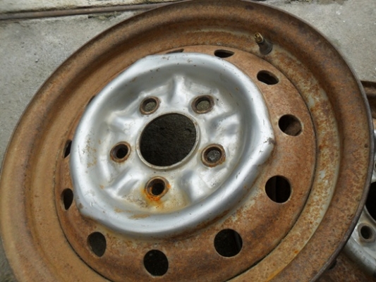 ล้อกะทะเหล็ก โตโยต้า 5 รู แบบมียักใส่ฝาตบได้ มี 4 ล้อ