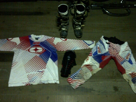 ขาย ชุดแข่งวิบาก ยี่ห้อ NoFear ชุด+รองเท้า+สนับเข่า 5500.- พร้อมส่ง