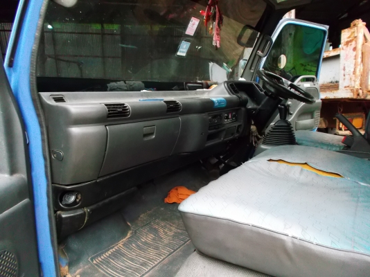 ขายด่วนรถ6ล้อNQRเครือง150แรงม้ายาว5.50เมตรปี47รถตู้