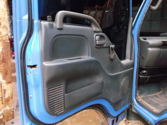 ขายด่วนรถ6ล้อNQRเครือง150แรงม้ายาว5.50เมตรปี47รถตู้