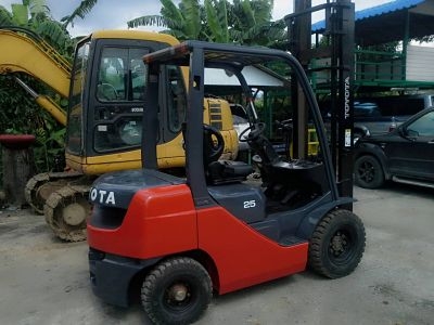 TOYOTA 8FD25 เสา4เมตร ขนาด2.5ตัน เกียร์ออร์โต้ ดีเซล2Z