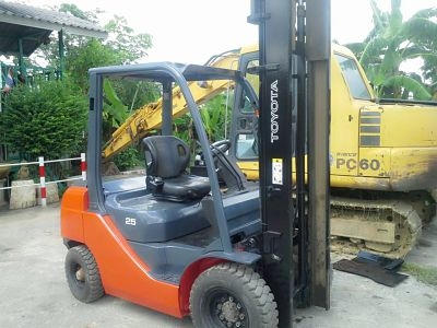 TOYOTA 8FD25 เสา4เมตร ขนาด2.5ตัน เกียร์ออร์โต้ ดีเซล2Z