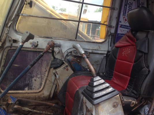 KOBELCO MARK III SK-200 Serial 17,349 เก๋งเทาแท้ รถบอดี้สวยช่วงล่างเอวใหม่โซ่เต็มดีพร้อมใช้งานได้เลย เครื่องเดิมปั๊มเดิมแห้งดีแรงดีไม่มีเยิ้ม ทำงานเร็วไม่มีโหลด ภายในเก๋งสะอาดคอนโทรลง่าย ภายนอกสวยทรงดี ช่วงล่างแน่นสภาพดี 80\% พร้อมทำงานได้เลย เอกสารสัญญาซื