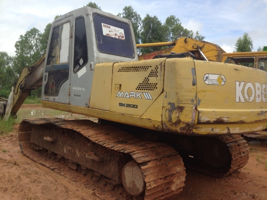 KOBELCO MARK III SK-200 Serial 17,349 เก๋งเทาแท้ รถบอดี้สวยช่วงล่างเอวใหม่โซ่เต็มดีพร้อมใช้งานได้เลย เครื่องเดิมปั๊มเดิมแห้งดีแรงดีไม่มีเยิ้ม ทำงานเร็วไม่มีโหลด ภายในเก๋งสะอาดคอนโทรลง่าย ภายนอกสวยทรงดี ช่วงล่างแน่นสภาพดี 80\% พร้อมทำงานได้เลย เอกสารสัญญาซื