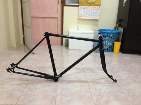 ขายเฟรมจักรยาน วินเทจ ยี้ห้อ ฟูจิ สีดำ ขนาดยาว22นิ้ว สูง20นิ้ว ตะเกียบหน้าใส่ล้อ700cชิดพอดีหน้า-หลัง ราคา1600บาท โทร0831799040โส กทม