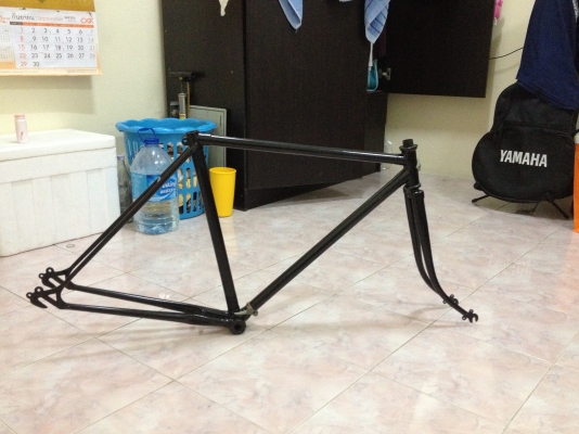 ขายเฟรมจักรยาน วินเทจ ยี้ห้อ ฟูจิ สีดำ ขนาดยาว22นิ้ว สูง20นิ้ว ตะเกียบหน้าใส่ล้อ700cชิดพอดีหน้า-หลัง ราคา1600บาท โทร0831799040โส กทม