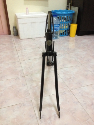 ขายเฟรมจักรยาน วินเทจ ยี้ห้อ ฟูจิ สีดำ ขนาดยาว22นิ้ว สูง20นิ้ว ตะเกียบหน้าใส่ล้อ700cชิดพอดีหน้า-หลัง ราคา1600บาท โทร0831799040โส กทม