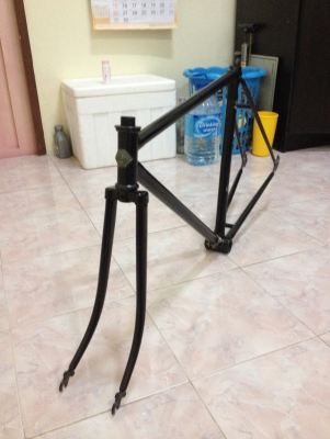 ขายเฟรมจักรยาน วินเทจ ยี้ห้อ ฟูจิ สีดำ ขนาดยาว22นิ้ว สูง20นิ้ว ตะเกียบหน้าใส่ล้อ700cชิดพอดีหน้า-หลัง ราคา1600บาท โทร0831799040โส กทม