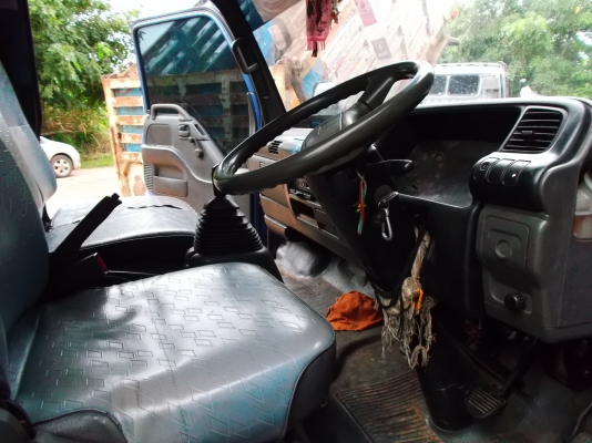 ขายด่วนรถ6ล้อNQRเครือง150แรงม้ายาว5.50เมตรปี47รถตู้แห้ง