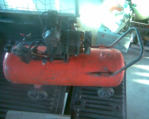 ปั้มลมหัวเดียว 60 ลิตรสภาพพร้อมใช้งานครับปั้มลมเร็วครับตัวนี้ไม่มีซึมครับ สภาพเดิมๆครับ พร้อมที่จับเข็นได้ครับ  ขนาด 60 ลิตร  มอเตอร์ 1/2  แรงครับ  ระบบตัดปกติครับ ราคานี้คุ้ม