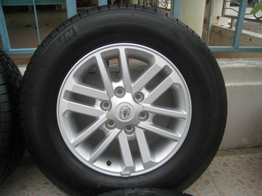 ขายล้อแม็ก Toyota Fortuner ป้ายแดง 17"x7.5" et30 6รู139+ ยางปี 13  สนใจติดต่อเล็กคลองสามครับ (081-3747940)