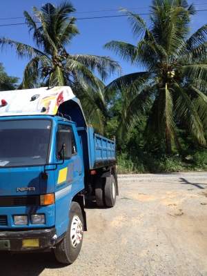 รถบรรทุก 6 ล้อ ดั้ม ISUZU  115 NPR   ราคา 500,000 บาท ราคาสามารถต่อรองได้ สนใจติดต่อคุณอภิวัชร์ 089-486-3712 เอกสารพร้อมโอน  รถเจ้าของใช้งานเอง