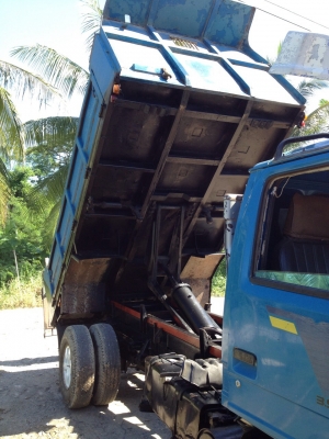 รถบรรทุก 6 ล้อ ดั้ม ISUZU  115 NPR   ราคา 500,000 บาท ราคาสามารถต่อรองได้ สนใจติดต่อคุณอภิวัชร์ 089-486-3712 เอกสารพร้อมโอน  รถเจ้าของใช้งานเอง