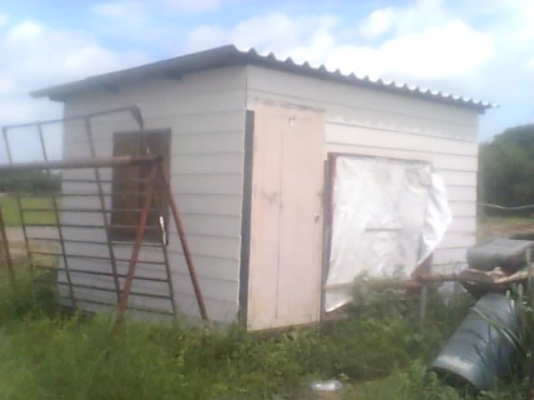 ขายขายบ้าน ขนาด 3*4 เมตร  โครงเหล็ก ฝาไม้เชอรร่า พื้นไม่เนื้อจรืงเป็นไม้เก่า