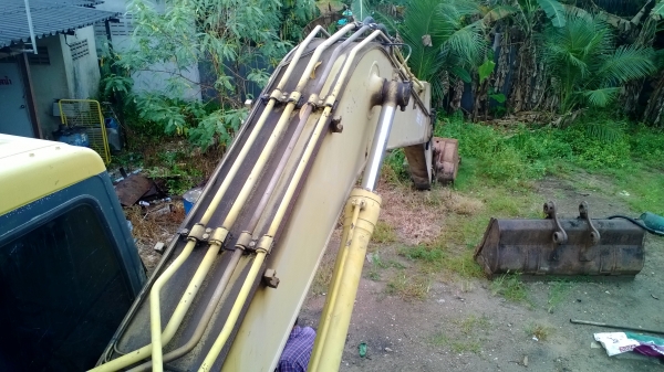 ขาย...ไม่มีคนขับ..PC200-6 ซีเรียลสูง รถหลายคันแบ่งขายสักคัน จอดมา2เดือนแล้ว...รถสวยเดิมๆจาก กทม.รถเช็คนอก มีเล่มทะบียน...