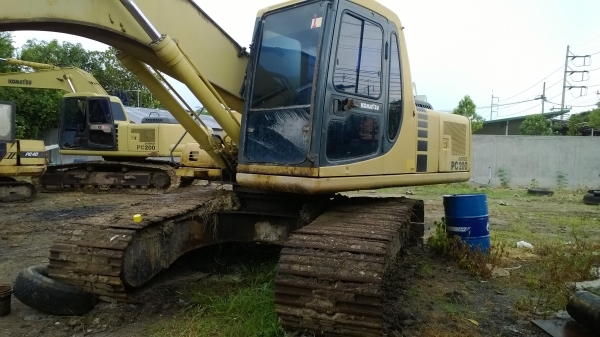 ขาย...ไม่มีคนขับ..PC200-6 ซีเรียลสูง รถหลายคันแบ่งขายสักคัน จอดมา2เดือนแล้ว...รถสวยเดิมๆจาก กทม.รถเช็คนอก มีเล่มทะบียน...