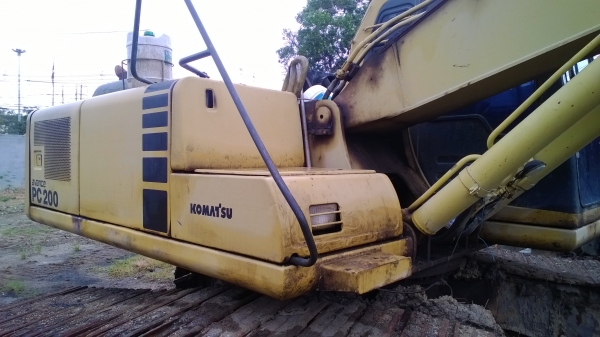 ขาย...ไม่มีคนขับ..PC200-6 ซีเรียลสูง รถหลายคันแบ่งขายสักคัน จอดมา2เดือนแล้ว...รถสวยเดิมๆจาก กทม.รถเช็คนอก มีเล่มทะบียน...