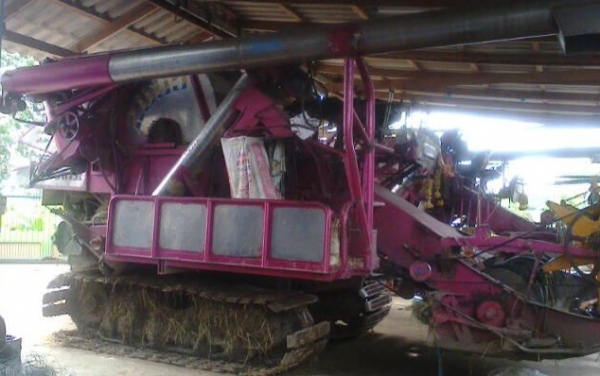 ขายด่วน รถเกี่ยวข้าว ส.ทวีพัฒนา สภาพดีพร้อมทำงานได้เลย เครื่องยนต์ 220 HP เทอร์โบของมิตซูบิชิ 6D17 TURBO อุ้มขวาปรับระดับ 2.5 ตัน ปั๊มไดกิ้นเบอร์ 22 ช่วงล่างใหญ่ตัวเดินนอก PC-200 สภาพดีพร้อมใช้งาน ราคาต่อรองได้ครับ