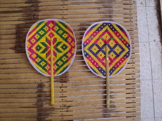 ขายพัดจักรสานด้วยไม้ไผ่ สีสันสวยงาม ขายทั้งปลีกและส่ง