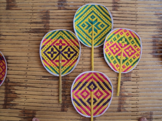 ขายพัดจักรสานด้วยไม้ไผ่ สีสันสวยงาม ขายทั้งปลีกและส่ง