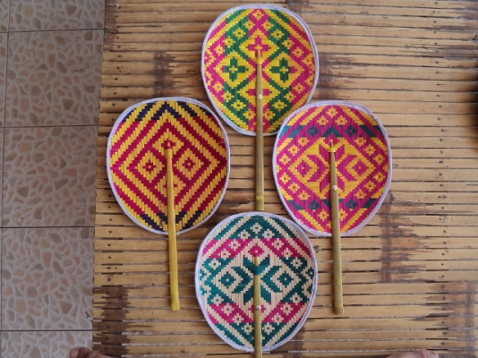 ขายพัดจักรสานด้วยไม้ไผ่ สีสันสวยงาม ขายทั้งปลีกและส่ง