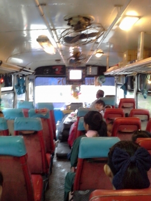 ขายรถบัส ฮีโน่ 6 ล้อ 45 ที่นั่ง เครื่อง EH 700 168 cแรง เครื่องเสียง ทีวี คาราโอเกะ ปกติส่งนักเรียน ยาง 900 ดีทุกเส้น มีเงินแสนต้น ๆ คุยกันได้ครับ