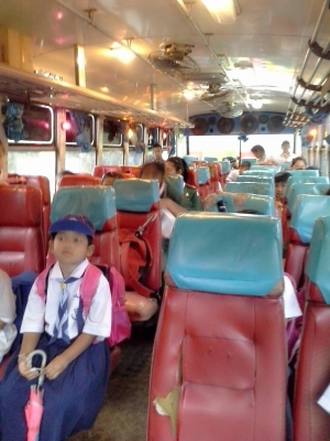 ขายรถบัส ฮีโน่ 6 ล้อ 45 ที่นั่ง เครื่อง EH 700 168 cแรง เครื่องเสียง ทีวี คาราโอเกะ ปกติส่งนักเรียน ยาง 900 ดีทุกเส้น มีเงินแสนต้น ๆ คุยกันได้ครับ