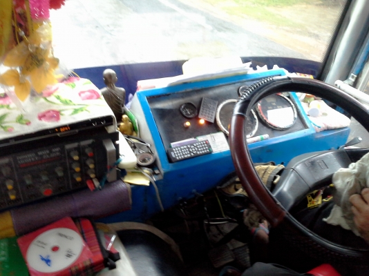 ขายรถบัส ฮีโน่ 6 ล้อ 45 ที่นั่ง เครื่อง EH 700 168 cแรง เครื่องเสียง ทีวี คาราโอเกะ ปกติส่งนักเรียน ยาง 900 ดีทุกเส้น มีเงินแสนต้น ๆ คุยกันได้ครับ