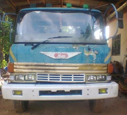 HINO F17 - 168 HP EH700 รถหางปลาสิบล้อเพลาเดียว ท้ายลาดใหญ่สภาพดีใช้ลากแบ็คโฮร PC-200 ได้เลยครับ เครื่องแน่นแรงดีไม่มีเยิ้ม หัวเก๋งสีสันบางเดิมๆภายในเก๋งคอนโซลสวยครบ พวงมาลัยเพาเวอร์ ระบบเบรคทริ๊ปฟี้ครบครัน ช่วงล่างคัชซีสวยไม่มีบวม ยางสภาพดี 10 เส้นประมาณ