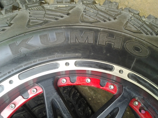 ขายแม็กซ์พร้อมยางขอบ20"  ยาง KUMHO  ปี 12 35x12.50x20" ปี12สวยมาก
