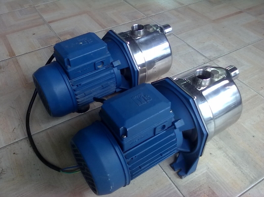 เครื่องปั๊มน้ำ six 1.55 Hp ของประเทศอิตาลี มี2ตัว ตัวละ 3300