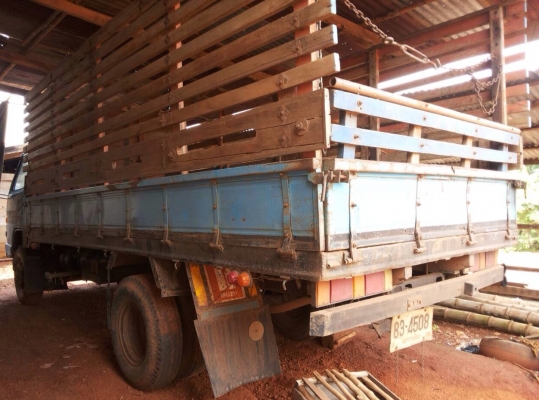 ISUZU NPR เครื่อง 145 HP 6BB1 กระบะคอกไม้ความยาว 5 เมตรสภาพสวย ช่วงล่างใหญ่ติด F หน้าหลัง เครื่องแห้งแรงดีไม่มีเยิ้ม ภายในเก๋งคอนโซลครบพร้อม เกียร์สั้น ช่วงล่างคัชซีสวยไม่มีดาม ยาง 8.25 ขอบ 16 สภาพดี 70\% พร้อมบรรทุกพร้อมใช้งาน เอกสารทะเบียนครบพร้อมโอน ราค